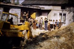 1.-Kłocko-1983-poszukiwania-kości-słonia-leśnego-trzeci-od-prawej-autor